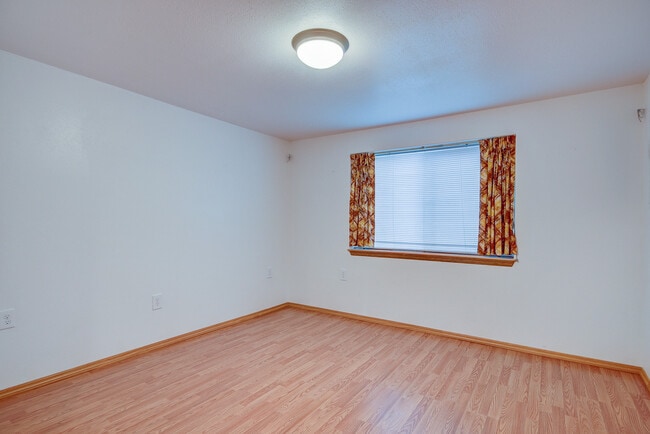 Building Photo - 4 Bed 2 bath Home in the Heart of Oak Harbor