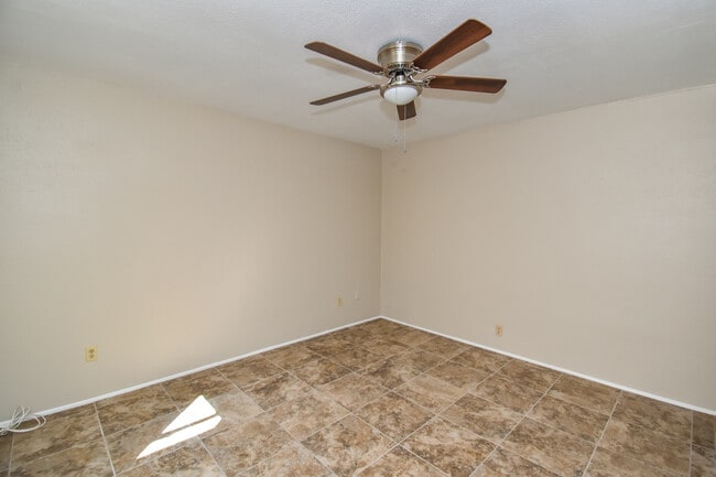 Building Photo - 1413 E Torrey Pines Cir