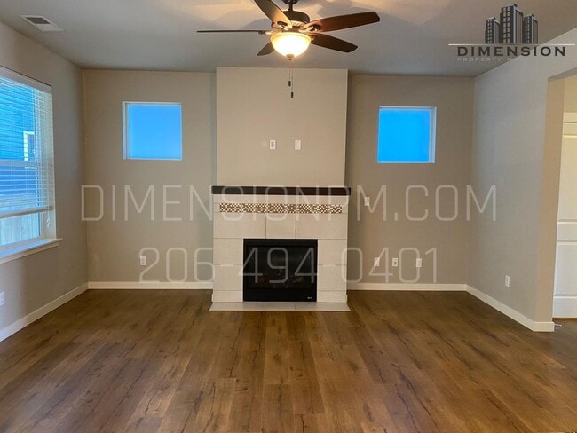 Building Photo - Spacious 4 Bed, 2.5 Bath Home with Garage ...