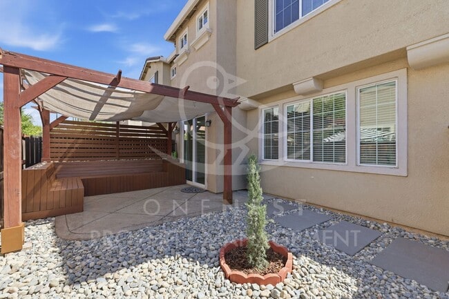 Building Photo - 1070 Sierra View Cir