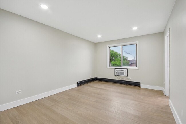 Building Photo - 226 Shorewood Dr