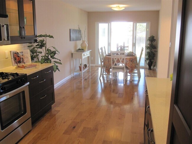 Building Photo - Lovely 3 bedroom home with an open floor plan