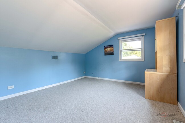 Building Photo - 697 Hickory Dr