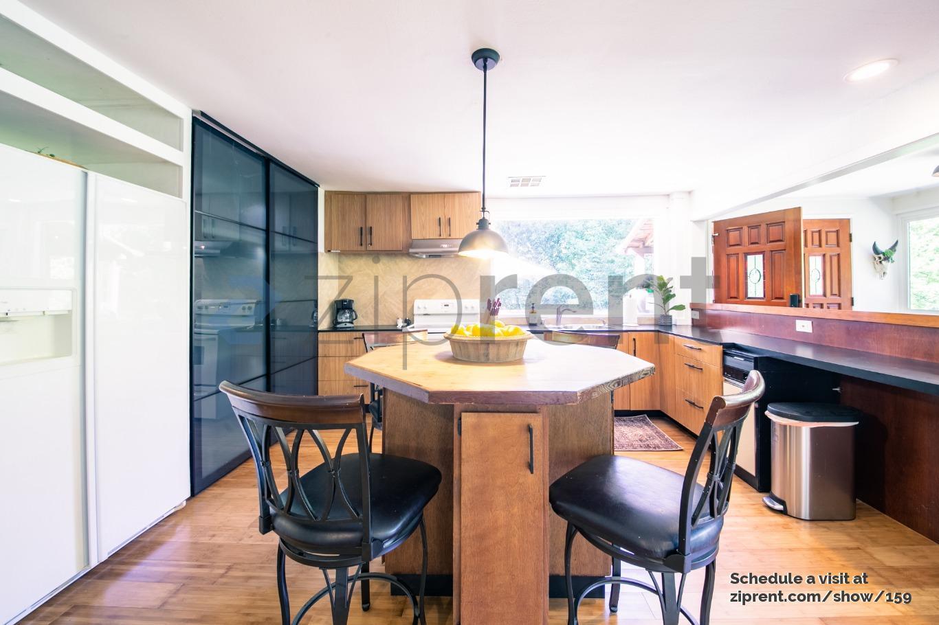 Building Photo - 10590 River Dr