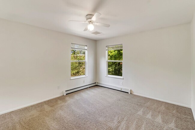 Building Photo - 3 bedroom home with fenced yard and garage in desirable neighborhood!