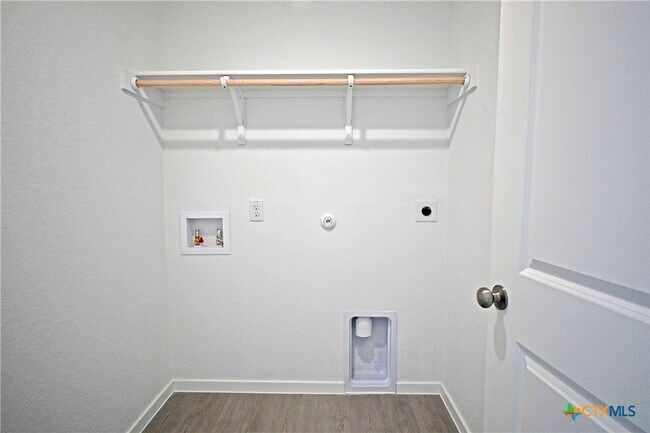 Building Photo - 1811 Lorena Wood