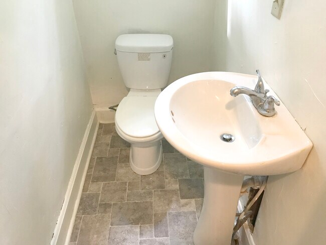 Building Photo - 1374 E Canal St