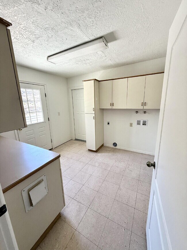 Building Photo - AVAILABLE AUGUST 4TH- RENT - 5 BDRM - 5 1/2 BATH - VIEWS VIEWS VIEWS