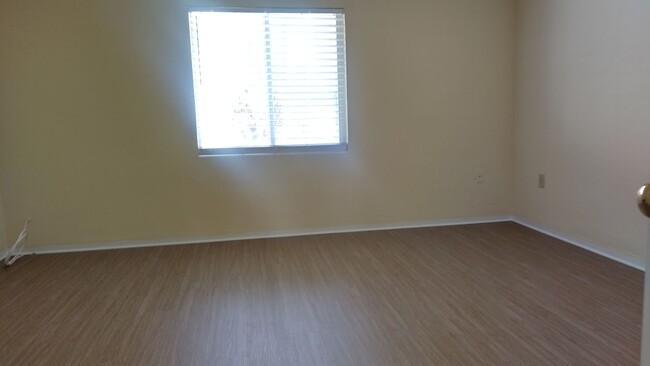 Building Photo - 1 bedroom, 1 bathroom end unit condo beach...