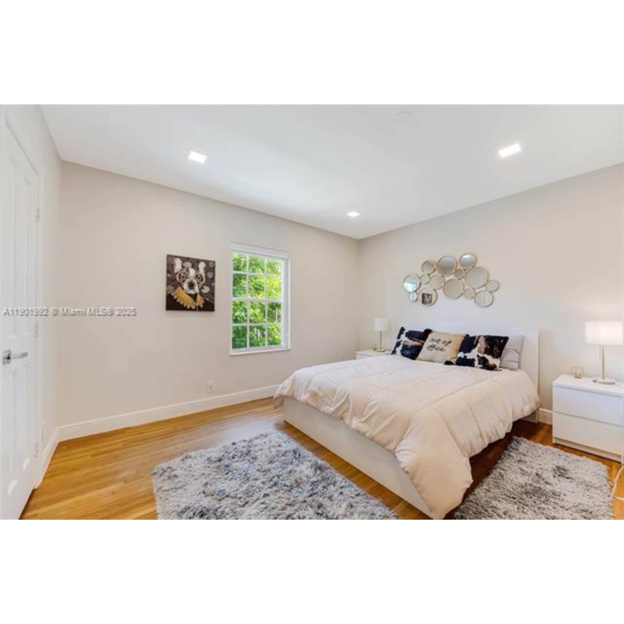 Building Photo - 140 N Hibiscus Dr