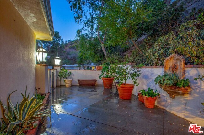 Building Photo - 10216 Cielo Dr