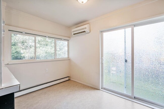 Building Photo - Charming 1-bdrm/1-bath in 1900s Victorian triplex—Prime location, shared laundry & yard