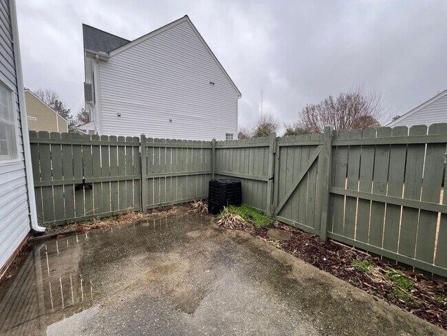 Building Photo - Charming 3BD, 2.5BA Apex Townhome with a Fenced Yard and Within Walking Distance to Downtown Apex