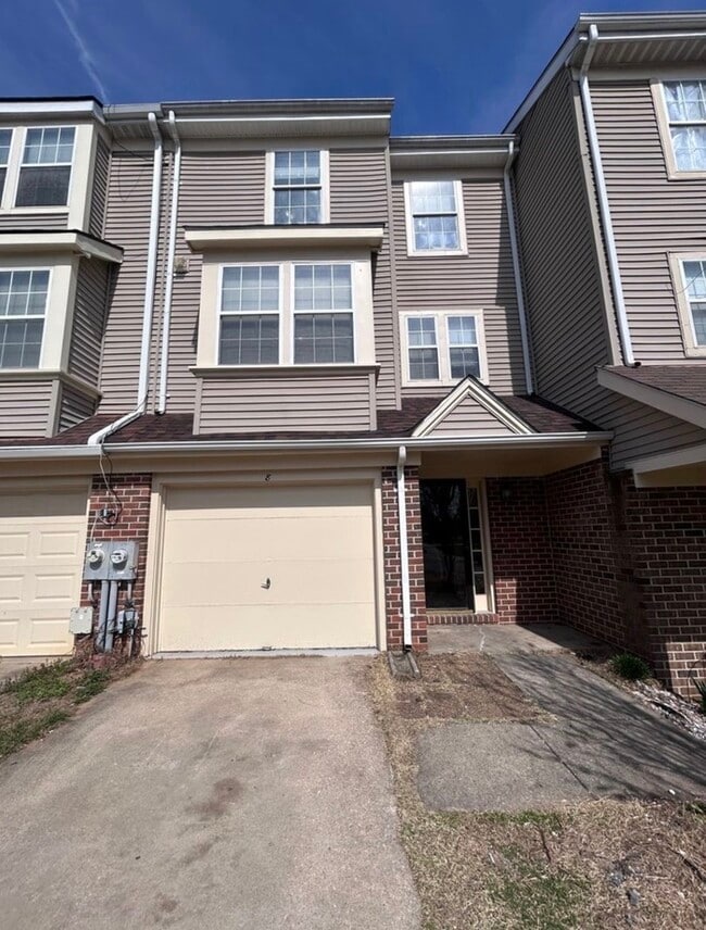 Building Photo - 3 Bedrooms 2.5 Bathrooms