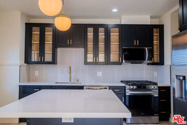 Building Photo - 216 N Catalina Ave