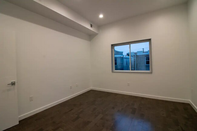 Building Photo - 2028 E Fletcher St