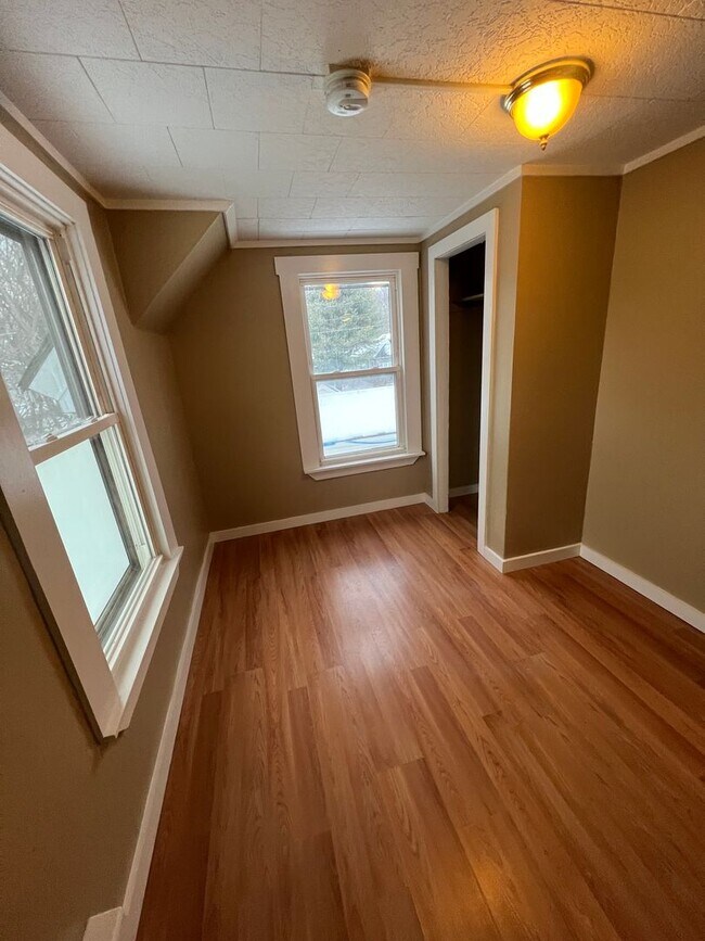 Building Photo - 21 Spruce St