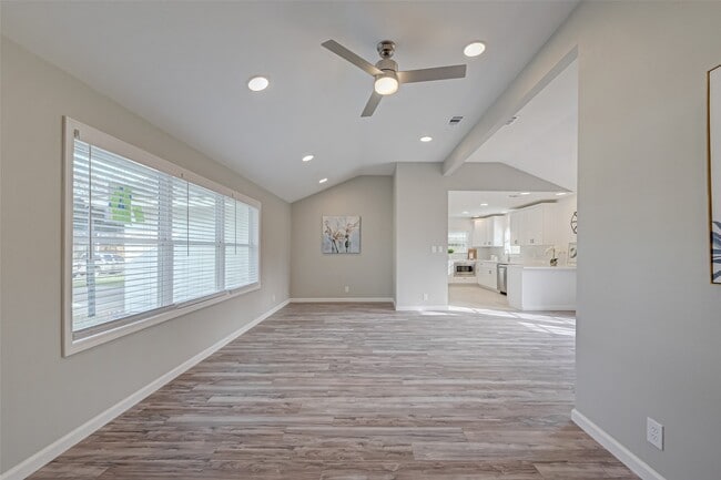 Building Photo - 1914 Lynnview Dr