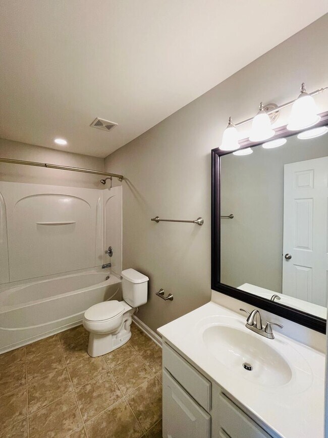 Building Photo - Beautiful Townhome in Catawba Village