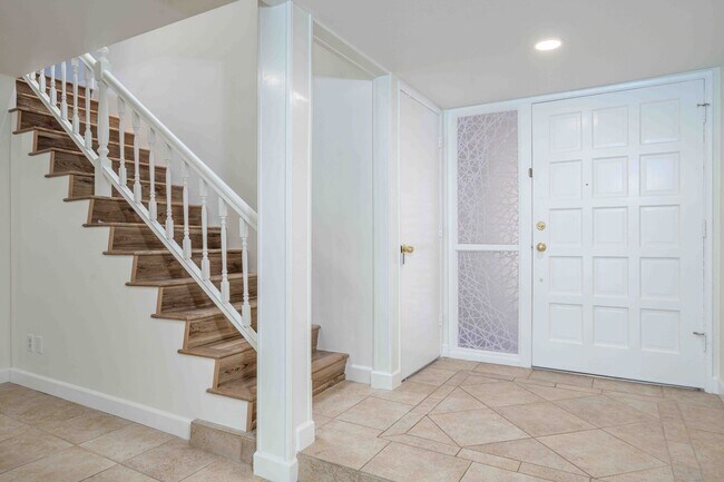 Building Photo - Spacious Elegance in the Heart of Irvine