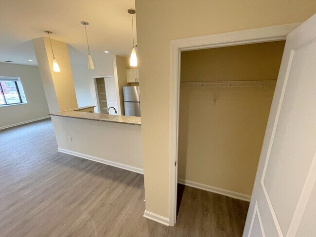 Building Photo - Stylish 1-Bed • 819 Sq. Ft. • Free Interne...