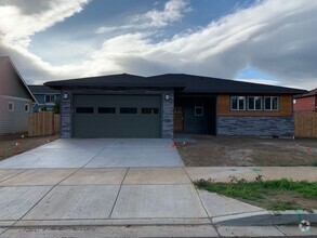 Building Photo - 3 Bedroom 2.5 Bath Home | Hood River, OR