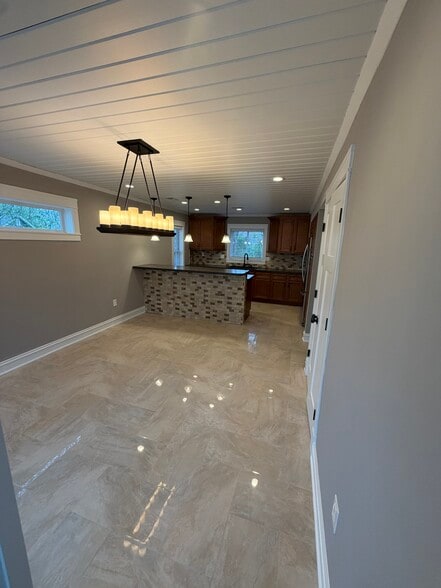 Building Photo - 704 Briarwood Ter