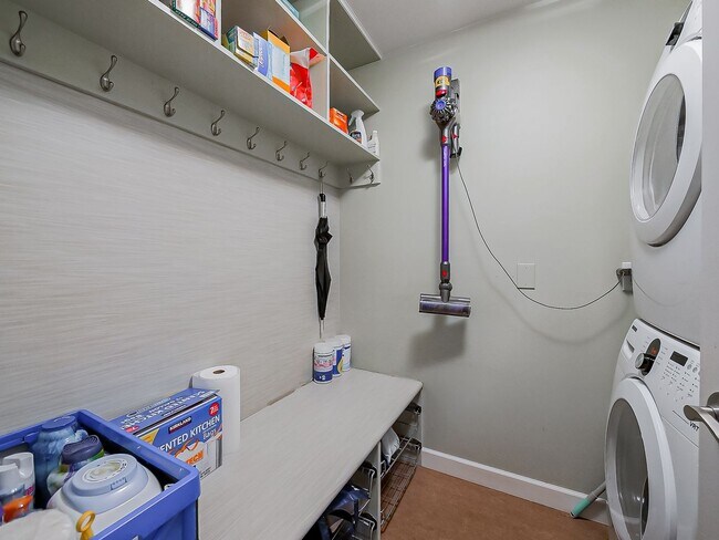 Building Photo - AVAILABLE NOW! Sun-Filled 3-Bed, 2.5-Bath Home with Golf Course Views in Bloomfield Hills