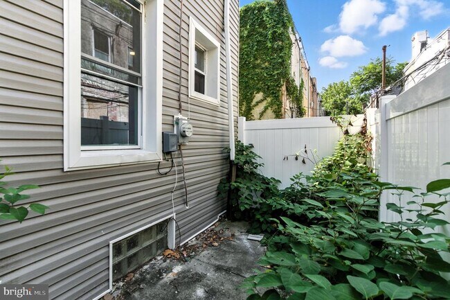 Building Photo - 144 N Dearborn St