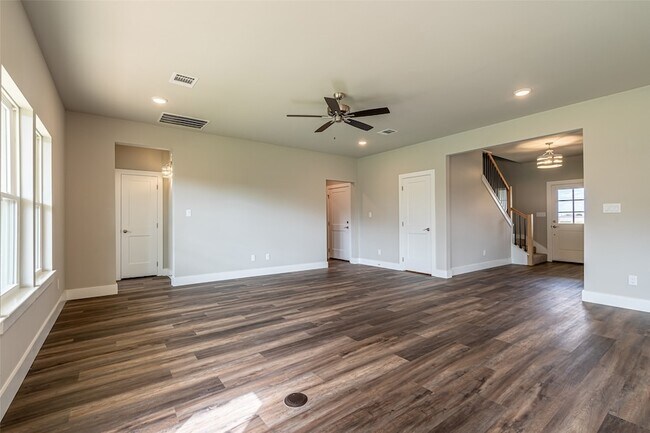 Building Photo - 2044 Salina Cir