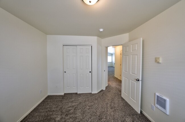 Building Photo - 882 NE Hidden Valley Dr