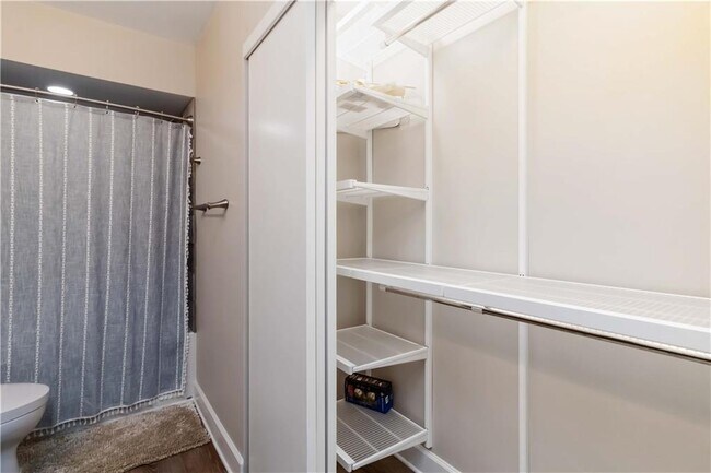 Building Photo - 1960 Variations Dr NE