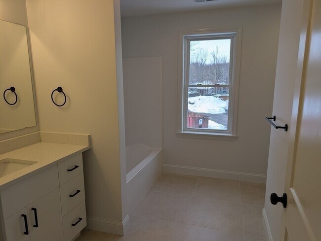 Building Photo - 778 S Main St