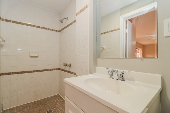 Building Photo - 2145 25th Ave N