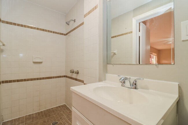 Building Photo - 2145 25th Ave N