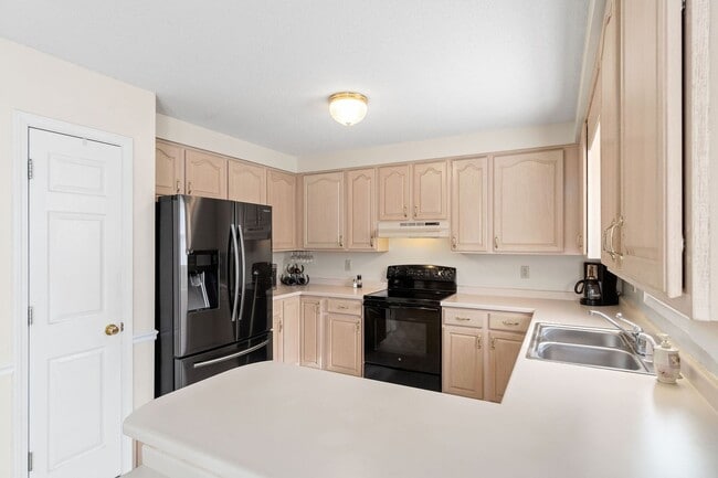 Building Photo - Pet Friendly in Rossview!