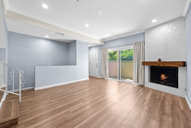 Building Photo - Bright, spacious Van Nuys 3-level townhome