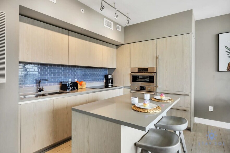 Building Photo - 4010 S Ocean Dr