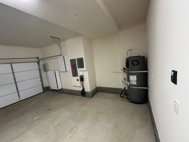 Building Photo - 1 Year Old Lenner 3 Bedroom + Loft Condo i...