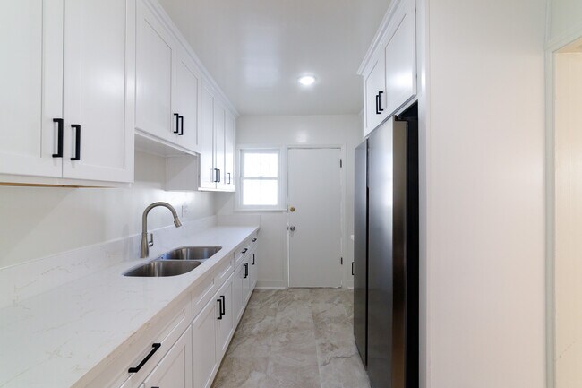 Building Photo - 452 S New Hampshire Ave