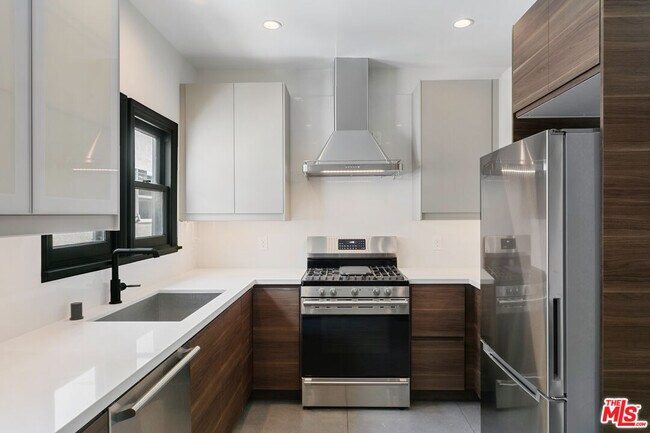 Building Photo - 458 N Sierra Bonita Ave