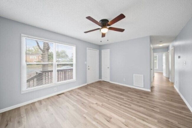 Building Photo - 3 Bedroom 1 Bath Home - Recently Refreshed