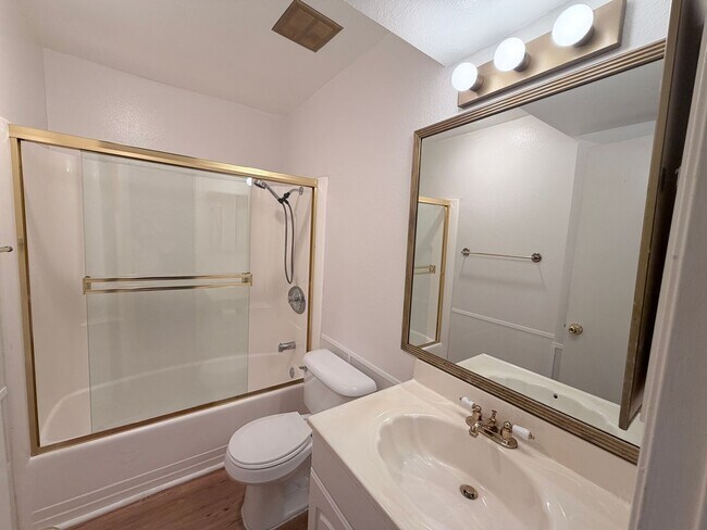 Building Photo - 5700 Baltimore-208