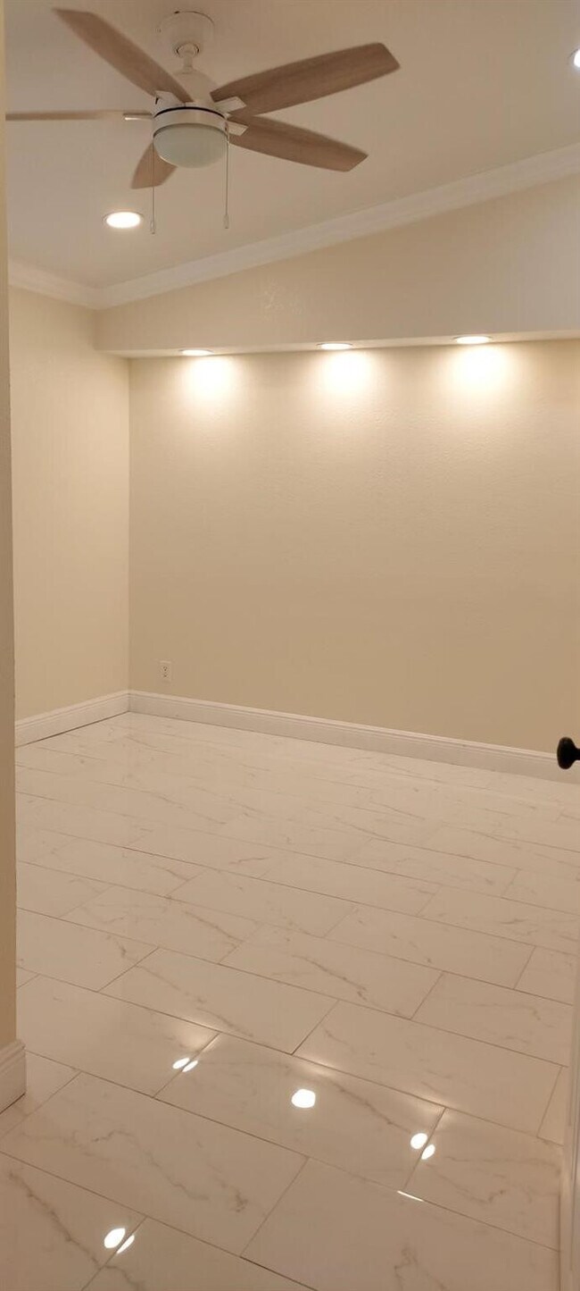 Building Photo - 1010 Lake Shore Dr