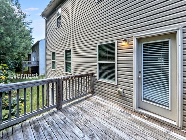 Building Photo - Spacious Home 5 beds & 3 baths / Pet Frien...