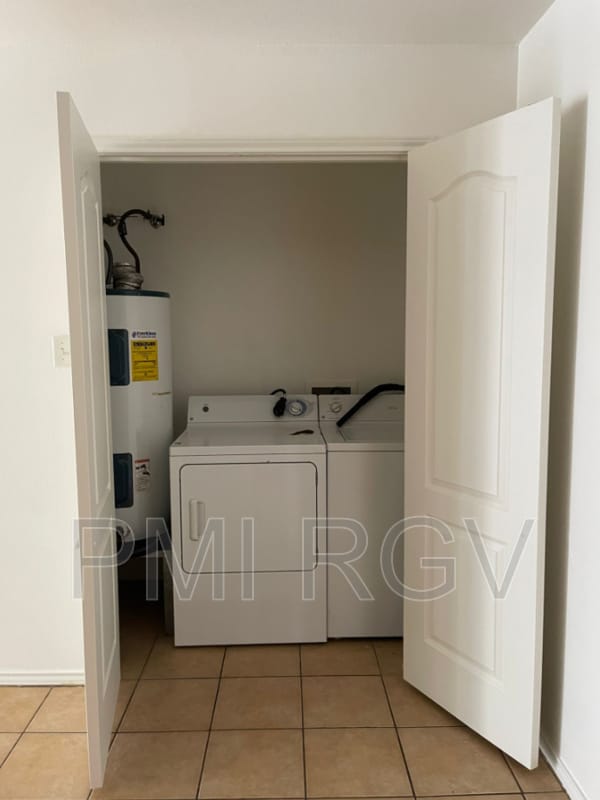 Building Photo - 1503 E Coyote St