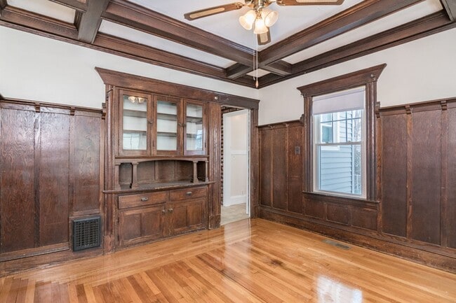 Building Photo - 4 Bedroom, 1.5 bath Home