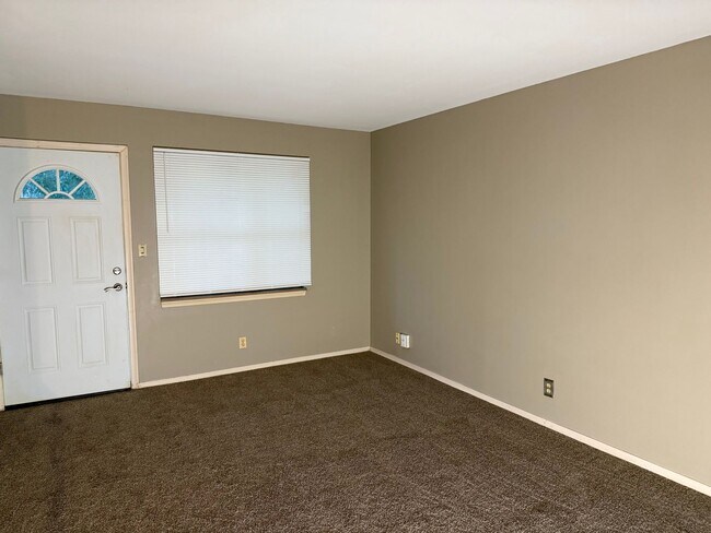 Building Photo - COMING SOON: Stunning 2-Bed/1 Bath Duplex ...