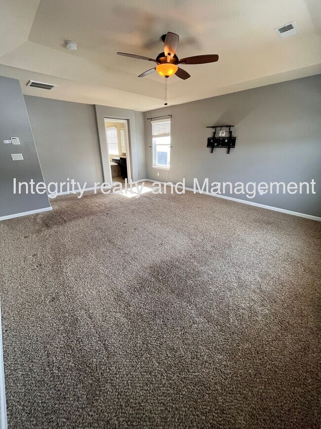 Building Photo - 4 Bed/3 Bath, 3,550 Sqft -1057 Clear Sky W...