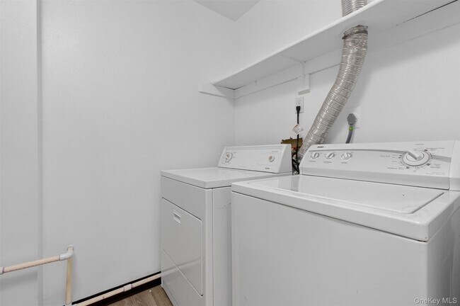 Building Photo - 111 Cartwheel Ct